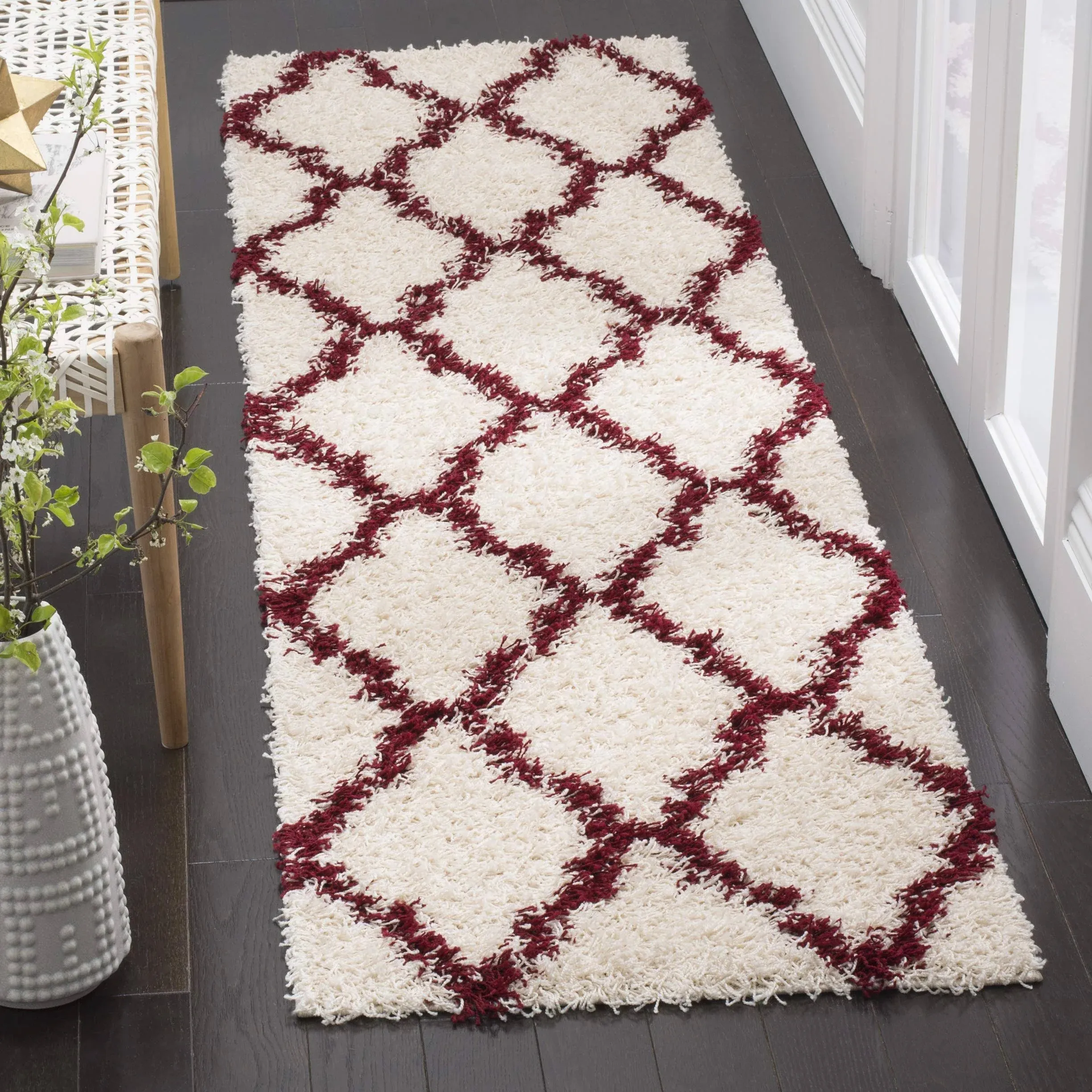 Safavieh Dallas Shag Giusy Trellis 1.5-inch Thick Rug (2'3" x 12' Runner - Ivory/Red)