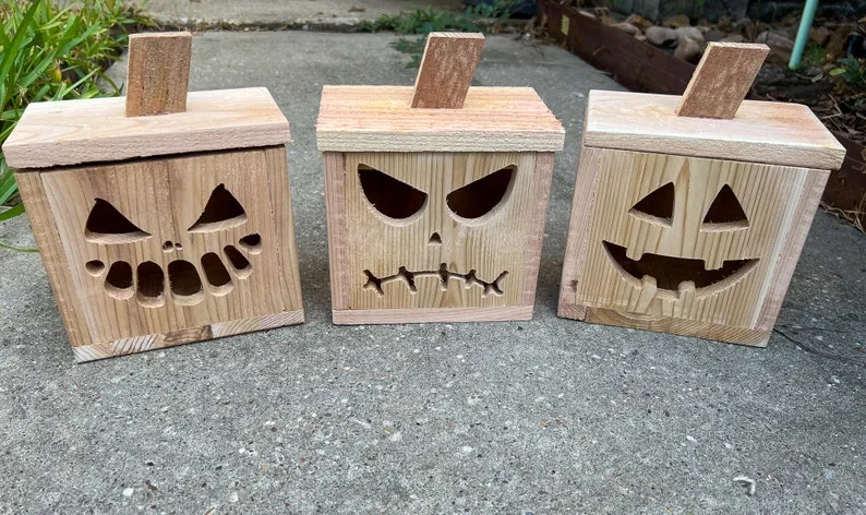 Small Rustic Wooden Jack-o-Lantern - Includes flickering Led Tealight