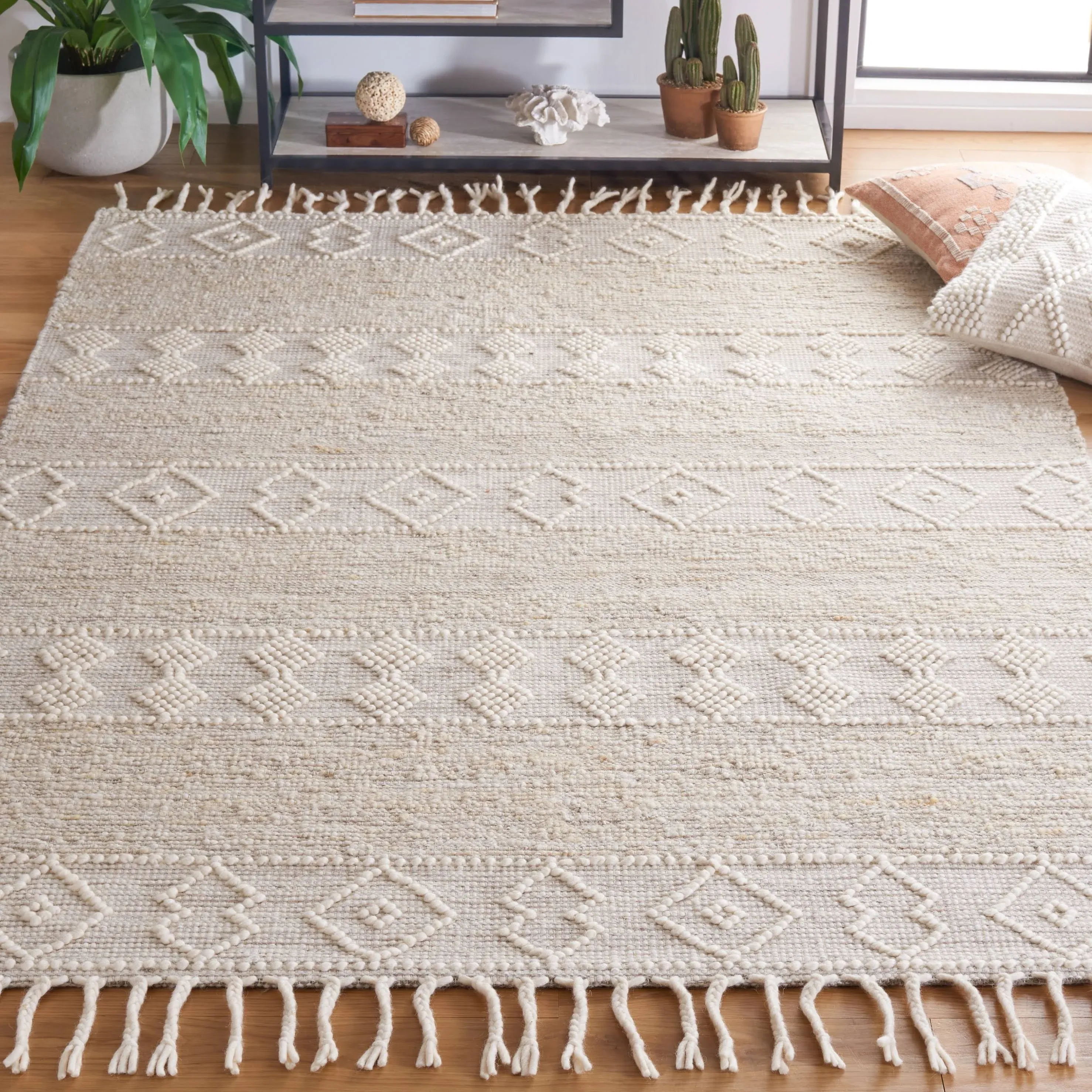 SAFAVIEH Natura Collection Area Rug - 5' x 8', Ivory & Beige, Handmade Moroccan Boho Farmhouse Rustic Tassel Wool, Ideal for High Traffic Areas in Living Room, Bedroom (NAT294A)